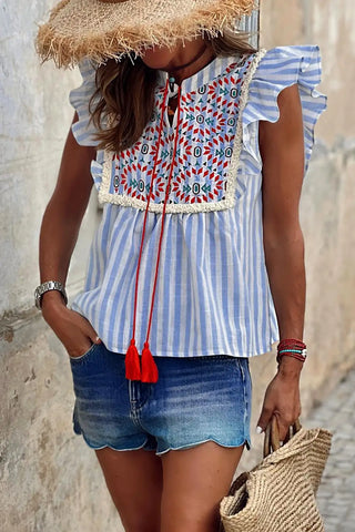 himmelblaue Bluse mit geometrischen Stickereien 