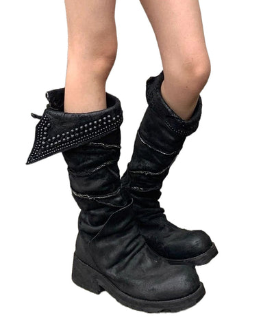 Stilvolle Nietenspleiß-Stiefel aus schwarzem Wildleder 