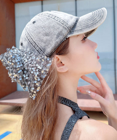 Gorra de béisbol versátil con lazo de lentejuelas y flores de diamantes de imitación 