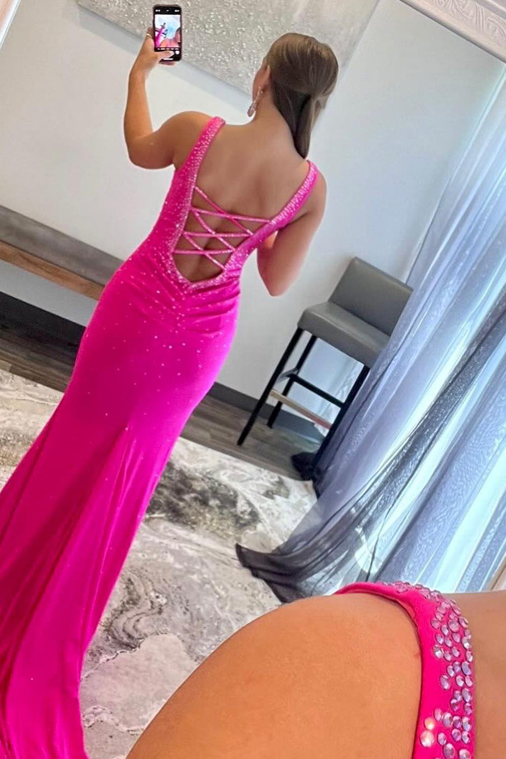Meerjungfrauen-Abendkleid in Pink mit V-Ausschnitt und Perlenstickerei