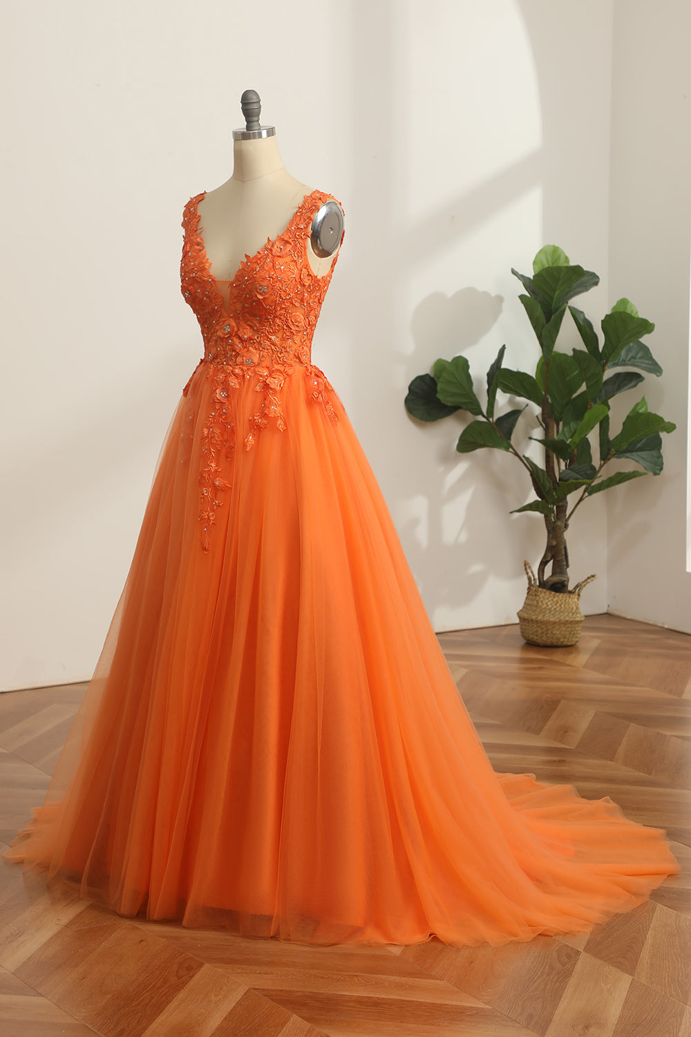 Langes, orangefarbenes Prinzessinnen-Abendkleid in A-Linie mit V-Ausschnitt und Applikationen