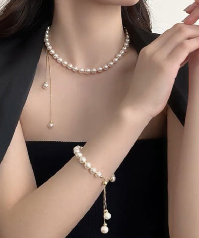 Elegante conjunto de dos piezas de pulsera con borlas de perlas de aleación de cobre blanco y collar de cuentas adornadas. 