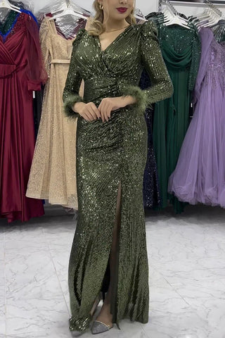 Vestido largo de noche con abertura y mangas con ribete de plumas y lentejuelas de Sparkle World 