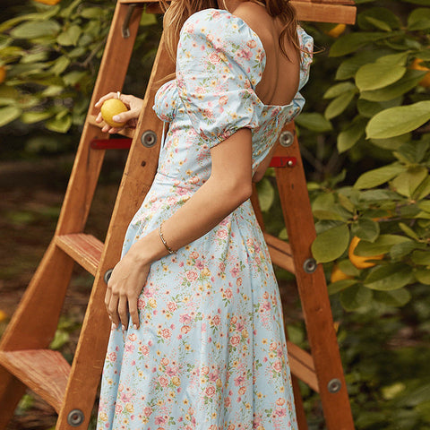 Modisches Maxikleid mit Herzausschnitt, kurzen Ärmeln und hohem Schlitz und Blumenmuster 