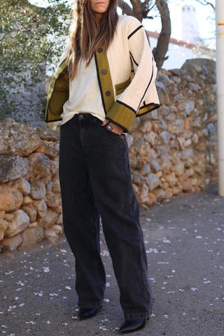 Langärmliger Baumwollmantel mit kontrastierenden Taschen und Knöpfen 