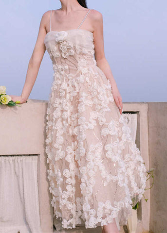 Vestido de verano con tirantes finos de tul floral bordado en beige francés 
