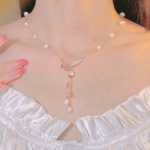 Collar con colgante de borla de orquídea, campana y perla de circonita dorada y plata de ley. 