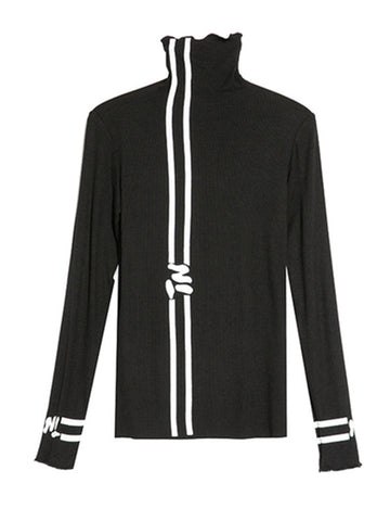 Camiseta negra estampada de cuello alto y manga larga 