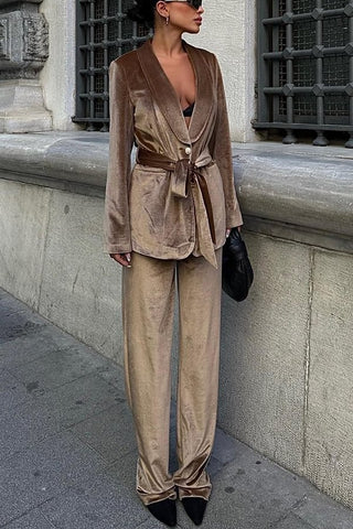 Conjunto de abrigo de terciopelo con solapa y cinturón de manga larga para chica cool y pantalones holgados con bolsillos y cintura elástica. 