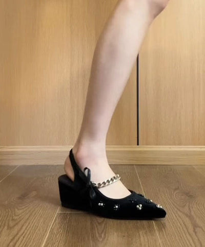 Sandalias de tacón alto con cuña y punta puntiaguda de boutique con cadena y lazo negro 