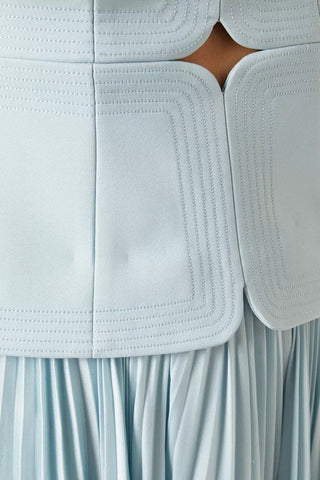 Vestido midi plisado con hombros descubiertos y escote corazón 