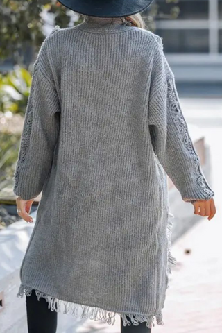 Prenda exterior informal con cuello tipo cárdigan y ribete de flecos