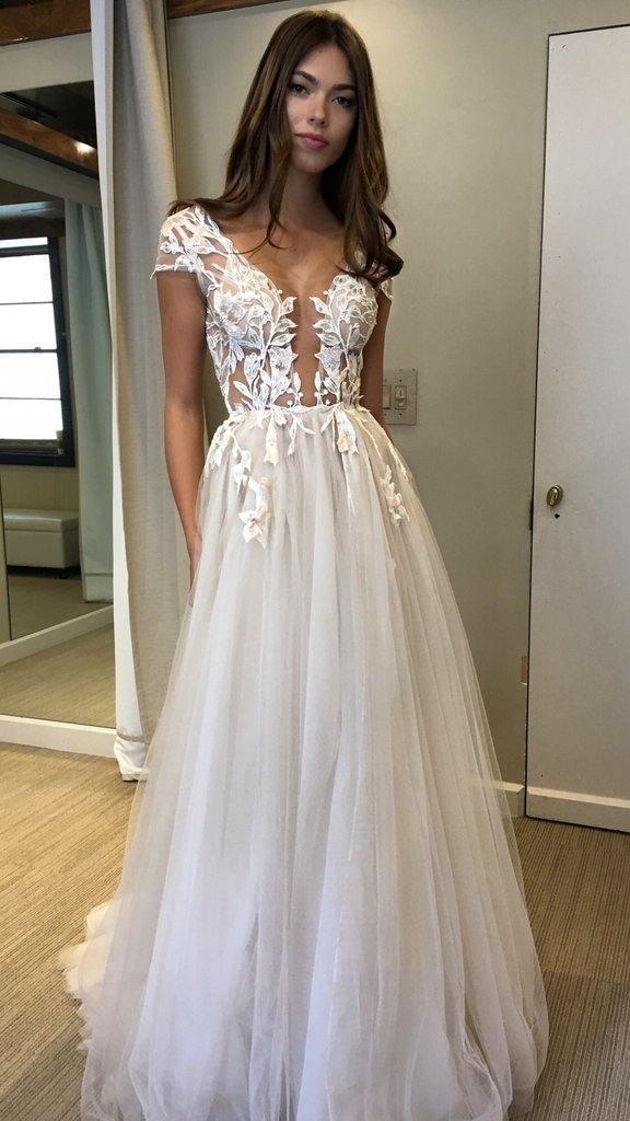 Ballkleid mit Kappenärmeln, tiefem V-Ausschnitt, Applikationen und sexy Schlitz