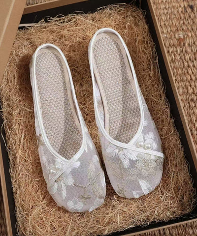 Zapatillas blancas con bordado de malla transpirable y calada 