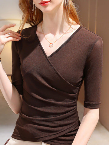 Camisetas asimétricas plisadas de color liso con cuello en V y manga corta de talla grande 