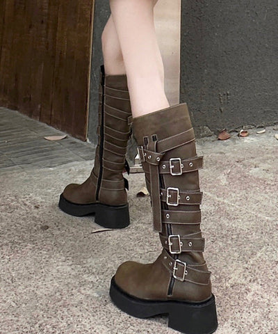 Lässige Stiefel aus Kunstleder in Armeegrün mit Schnallenriemen und Plateauabsatz 