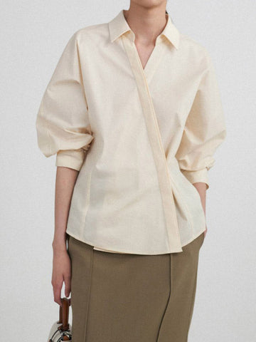 Conjunto de tres piezas de blusa y camisa de manga larga con solapa, botones sueltos, falda, pantalón y blazer con cuello con muescas. 