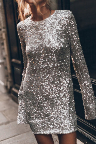Flash Focus – Minikleid mit Pailletten, extralangen Schlitzärmeln und offenem Rücken 