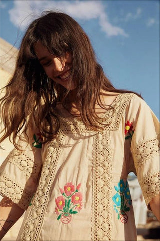 Midikleid aus Spitze mit Blumenstickerei 