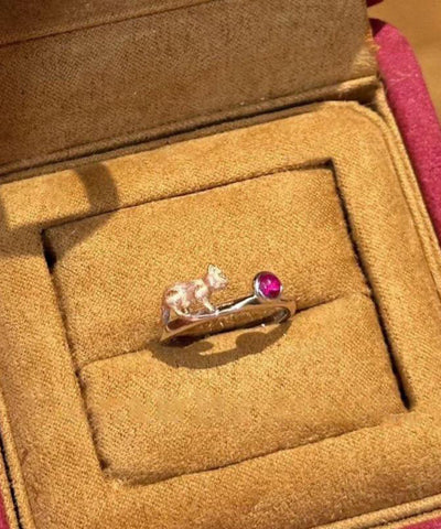 Anillos con diseño original de pequeños gatos con gemas de cobre rojo púrpura y dibujo de alambre 