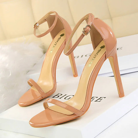 Sandalias de verano de estilo europeo con tacones súper altos y punta abierta de charol, tacones sexis para discoteca para mujer 