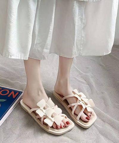 Sandalias rosas elegantes con diseño floral calado 
