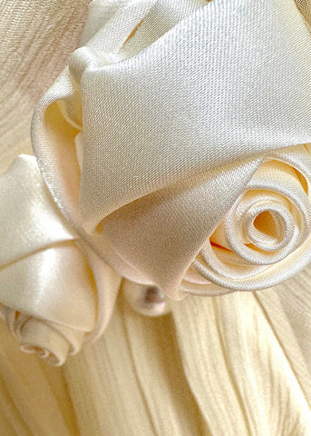 Vestido francés de seda con patchwork floral arrugado en amarillo claro para primavera 