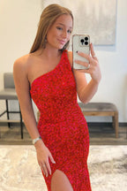 Vestido de fiesta de sirena con un solo hombro, lentejuelas fucsias y abertura