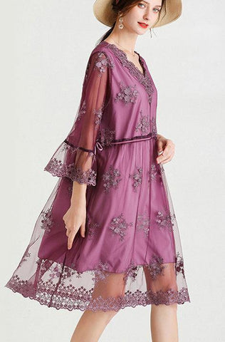 Elegantes Mulberry-Mini-Spitzenkleid mit V-Ausschnitt und Blütenblattärmeln 