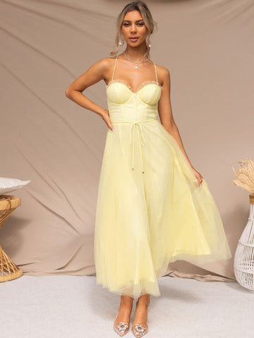 Vestido midi Corest con tirantes finos, fruncido y falda de tul con cordones 