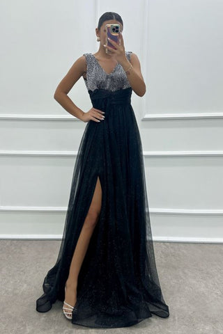 Vestido con escote en V, detalle de rosa y diseño bordado