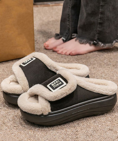 Zapatillas de plataforma con elegantes zapatos de piel afelpada color caqui 