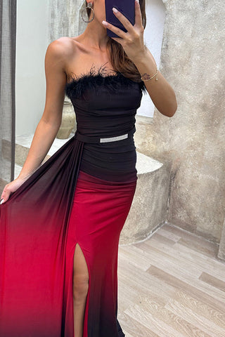 Wild Elegance Maxikleid mit Farbverlaufsdruck, Federbesatz, Gürtel und Schlitz 