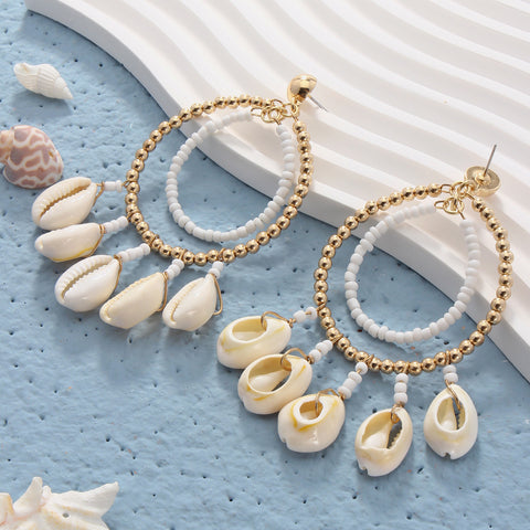 Geflochtene Ohrringe mit Muschelperlen im Boho-Stil 