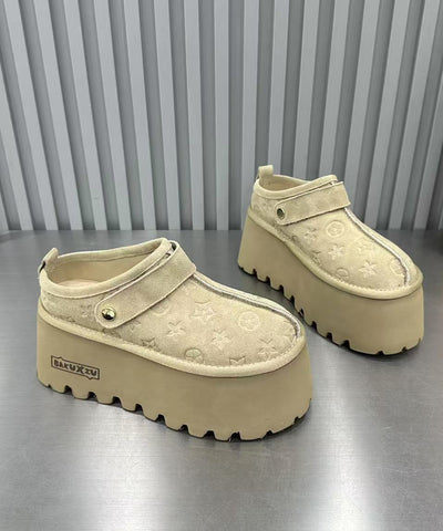 Schicke Plateau-Sandalen aus Wildleder in Hellkamel mit Prägung 