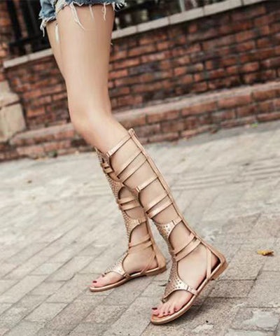 Sandalias romanas con remaches, suela plana y tacón alto calado en dorado con estilo 