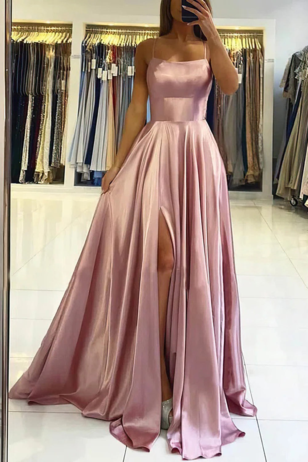 Schlichtes, rosafarbenes A-Linien-Abendkleid aus Satin mit Schlitz