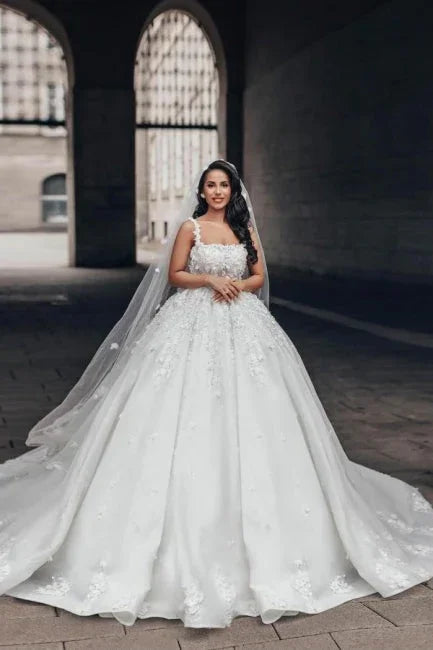 Charming Ball Gown Lace Square Sleeveless Wedding Dresses With Appliques