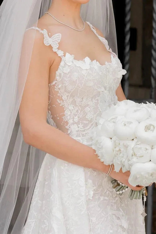 Bezauberndes, langes, elfenbeinfarbenes, ärmelloses Brautkleid aus Spitze mit abnehmbarer Schleppe