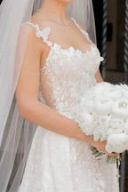 Bezauberndes, langes, elfenbeinfarbenes, ärmelloses Brautkleid aus Spitze mit abnehmbarer Schleppe
