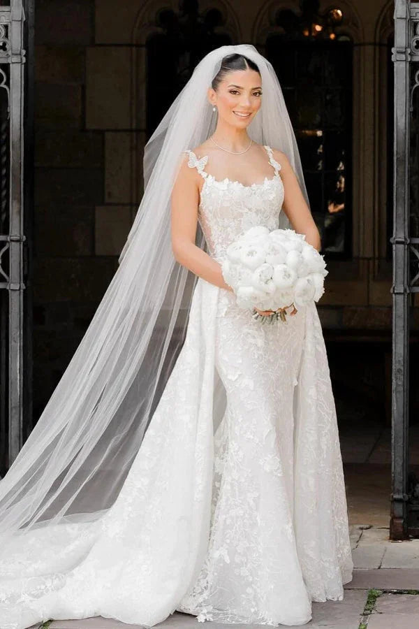 Bezauberndes, langes, elfenbeinfarbenes, ärmelloses Brautkleid aus Spitze mit abnehmbarer Schleppe