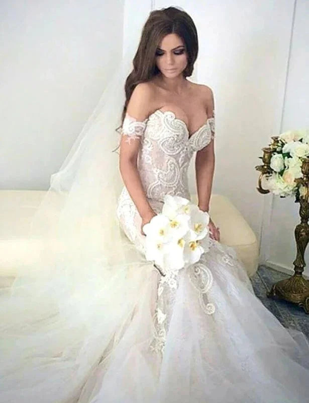 Bezaubernde, elegante Brautkleider im Meerjungfrauenstil mit schulterfreiem Ausschnitt und Schleppe aus Spitze 