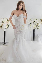 Bezaubernde, elegante Brautkleider im Meerjungfrauenstil mit schulterfreiem Ausschnitt und Schleppe aus Spitze 