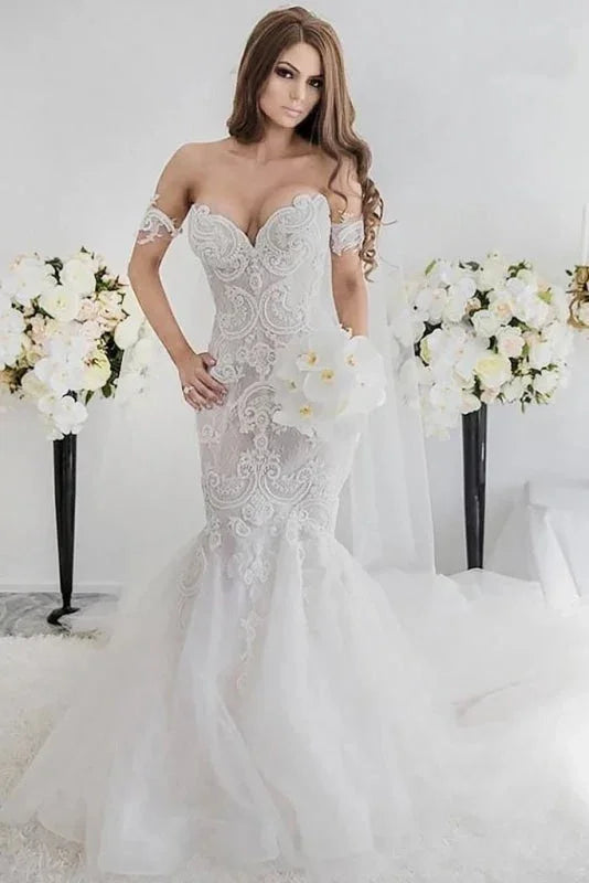 Bezaubernde, elegante Brautkleider im Meerjungfrauenstil mit schulterfreiem Ausschnitt und Schleppe aus Spitze 
