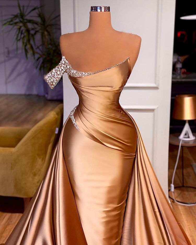 Elegantes, perlenbesetztes Meerjungfrauen-Abendkleid mit kurzer Schleppe und One-Shoulder-Schulter