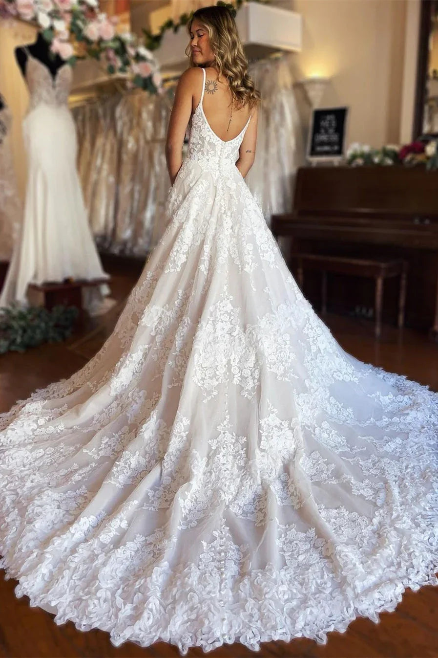 Elegantes, langes A-Linien-Brautkleid aus Spitze mit Spaghettiträgern und Schlitz