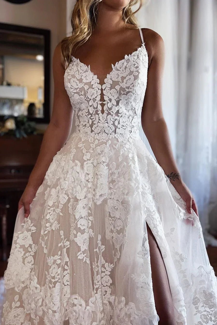 Elegantes, langes A-Linien-Brautkleid aus Spitze mit Spaghettiträgern und Schlitz
