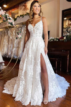 Elegantes, langes A-Linien-Brautkleid aus Spitze mit Spaghettiträgern und Schlitz