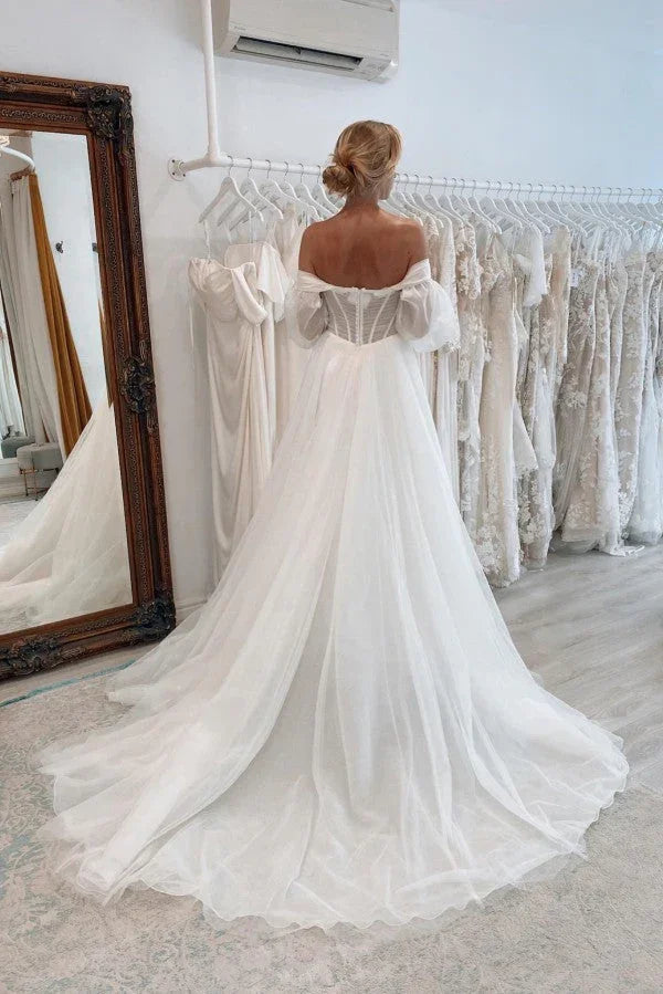Elegantes, langärmeliges A-Linien-Brautkleid aus Tüll mit herzförmigem Dekolleté, Schlitz vorne und Kapellenschleppe
