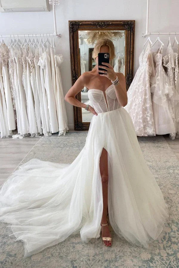 Elegantes, langärmeliges A-Linien-Brautkleid aus Tüll mit herzförmigem Dekolleté, Schlitz vorne und Kapellenschleppe